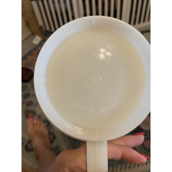 Vintage Tupperware Mix and Store 8 Cups 2 Qt Measuring Bowl Pitcher w/Lid - Picture 5 of 7